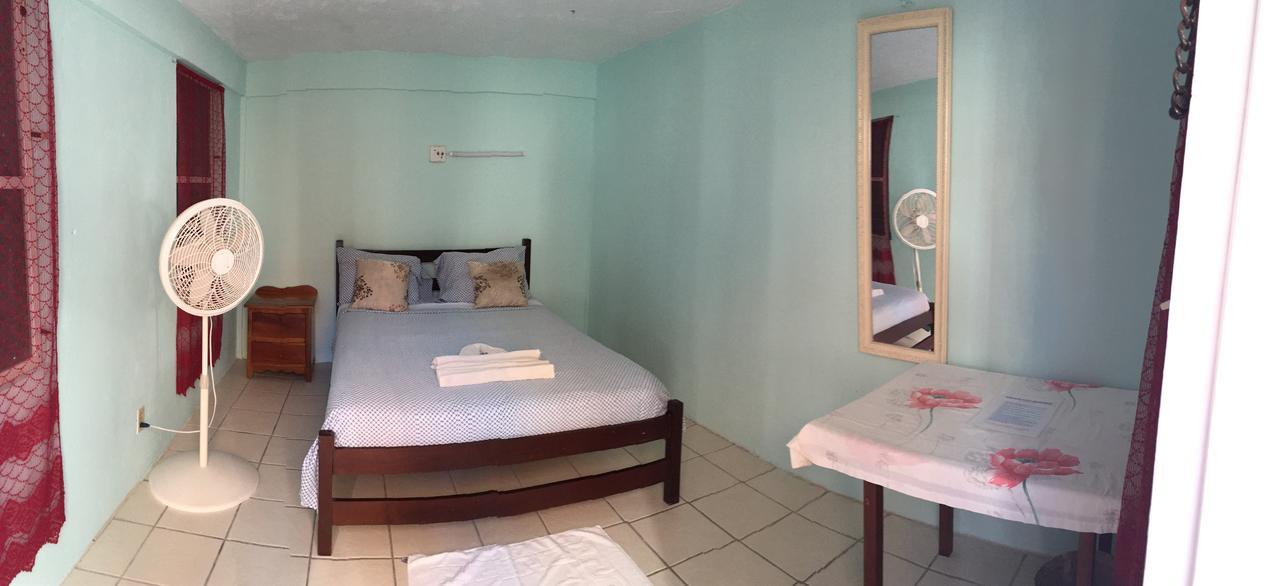 Blue Wave Guest House Caye Caulker Exteriör bild