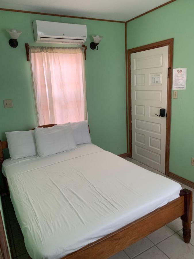 Blue Wave Guest House Caye Caulker Exteriör bild