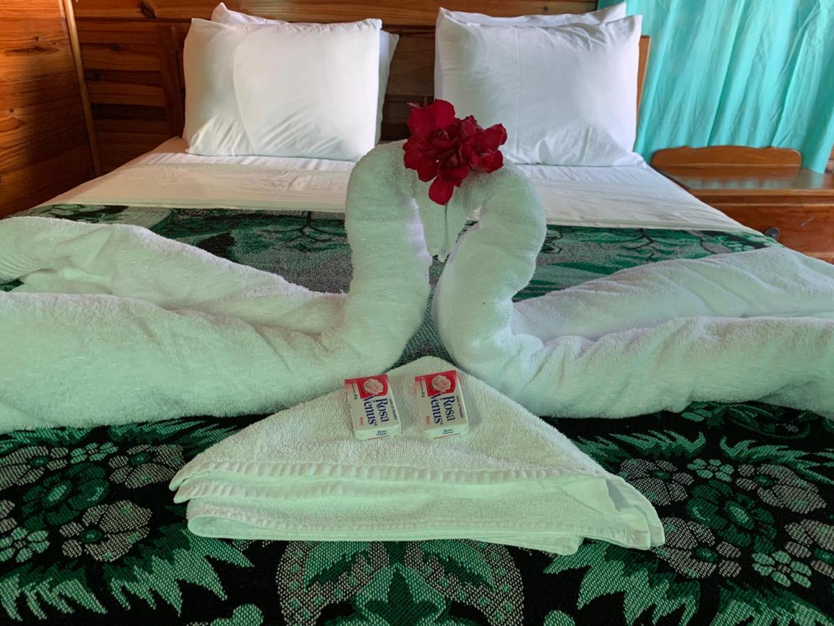 Blue Wave Guest House Caye Caulker Exteriör bild